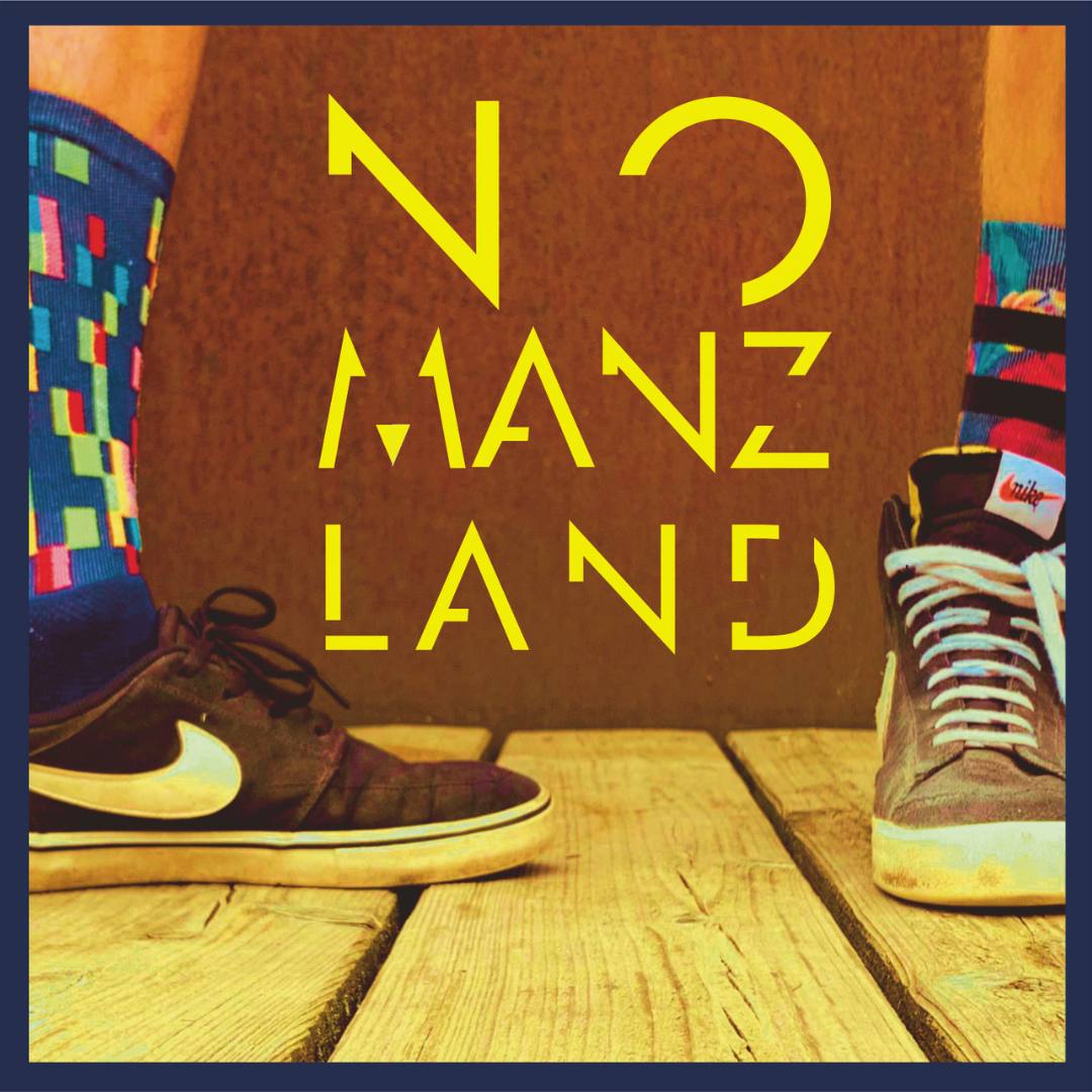 Das Cover des ersten No Manz Land Albums. Zwei Paar Füße mit bunten Socken